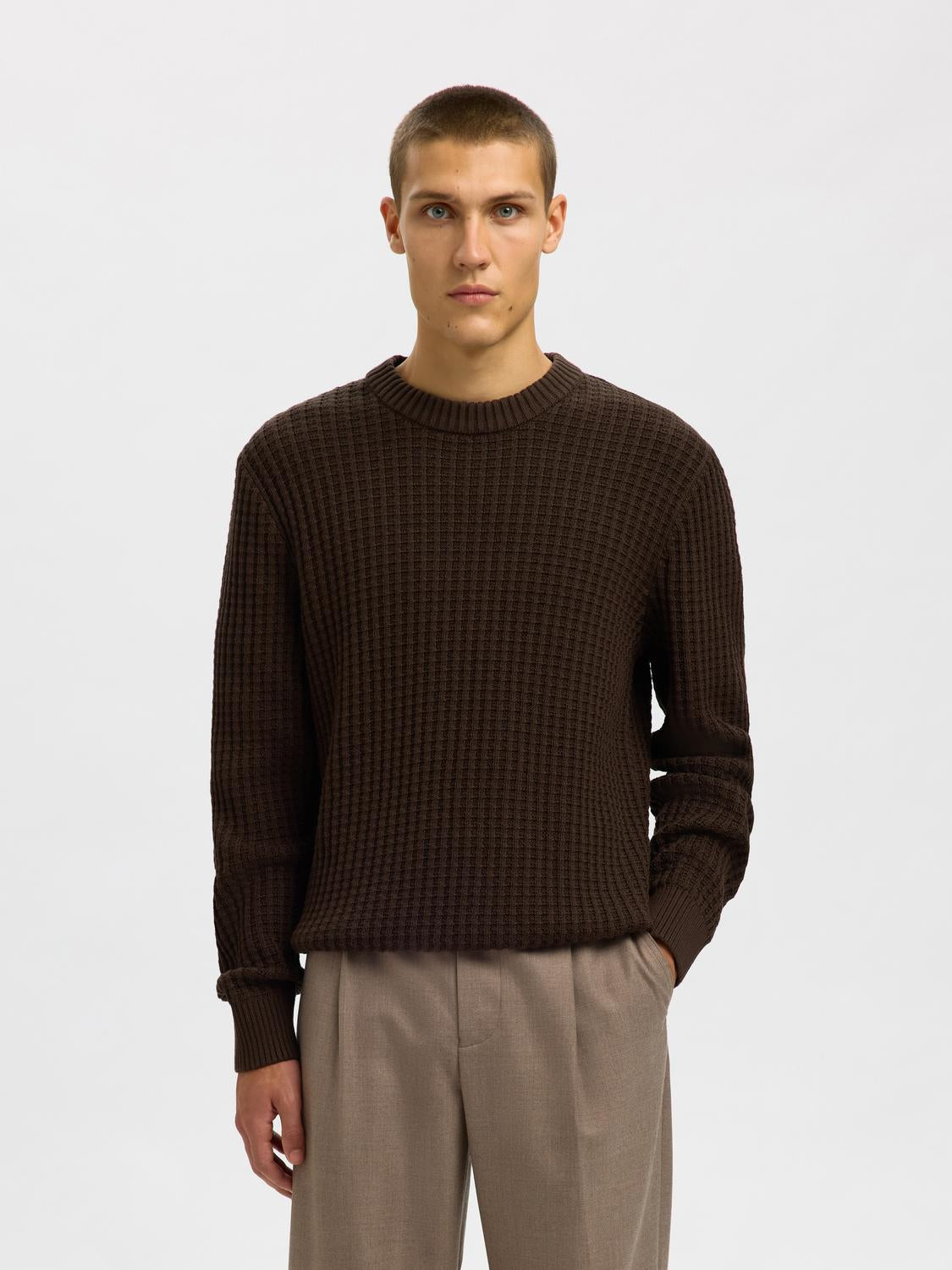 model_shot-front